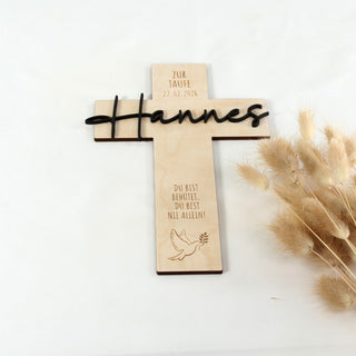 Personalisiertes Holzkreuz zur Taufe mit Name, Datum und individuellem Spruch, naturbelassenes Holz mit gravierter Taube