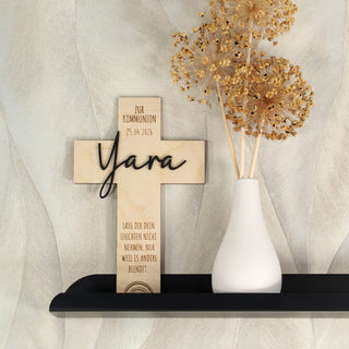 Christliches Geschenk zur Taufe – dekoratives Holzkreuz mit individueller Gravur