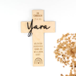 Personalisiertes Holzkreuz zur Taufe mit eingraviertem Namen, Taufdatum und Segensspruch, naturbelassenes Holz mit 3D-Schriftzug und Regenbogen-Motiv