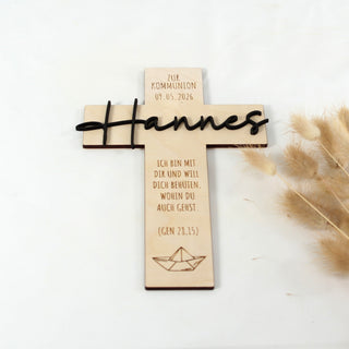 Personalisiertes Holzkreuz zur Taufe mit eingraviertem Namen, Taufdatum und Segensspruch, naturbelassenes Holz mit 3D-Schriftzug und Boots-Motiv
