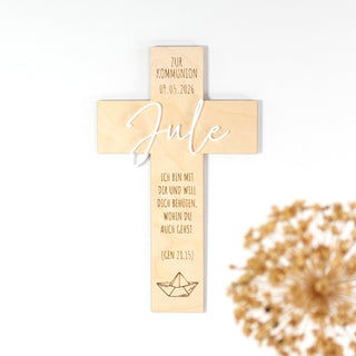Graviertes Holz-Kreuz mit Namen, individuellem Segensspruch und Datumsangabe. Geschenk zur Taufe oder Kommunion.