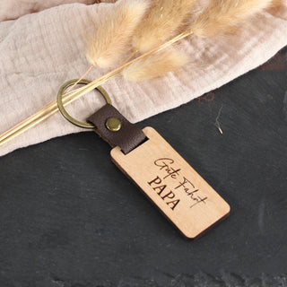 Detailaufnahme Holz Schlüsselanhänger personalisiert mit  hochwertiger Lasergravur "Gute Fahrt Papa"