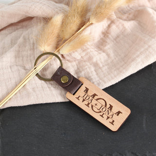 Personalisierter Schlüsselanhänger aus Holz mit Gravur Mom und Namen der Namen der Kinder