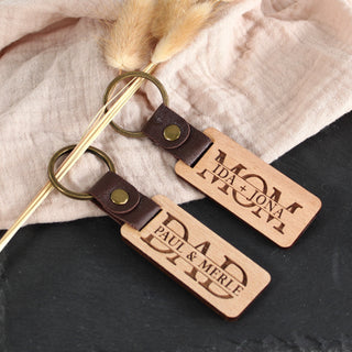 Personalisierter Schlüsselanhänger aus Holz mit Gravur Mom und Dad und Namen der Namen der Kinder