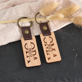 Personalisierter Schlüsselanhänger aus Holz mit Gravur Oma und Opa und den Namen der Enkel. Schönes Geschenk für Oma oder Opa.