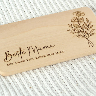 Detailaufnahme Gravur Beste Mama mit Wunschtext und Blumenillustration auf Holzbrett