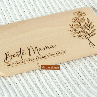 Detailaufnahme Personalisierungsmöglichkeiten  Frühstücksbrett "beste Mama" Geschenk zum Muttertag mit floraler Gravur
