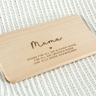 Frühstücksbrett aus Holz mit Schriftzug Mama in Schreibschrift und Dankestext Detailaufnahme