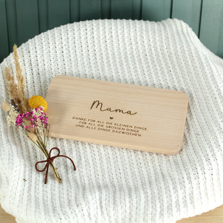 Holzbrettchen mit Gravur „Mama“ und liebevollem Spruch. Personalisiertes Geschenk zum Muttertag aus Holz