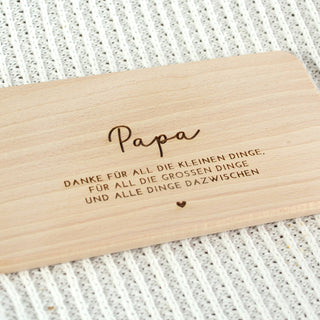 Nahaufnahme Gravur Holzbrettchen Papa & „Danke für all die kleinen Dinge“ auf hochwertigem Holzbrett