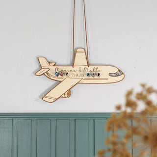 Personalisiertes Geldgeschenk Flugzeug aus Holz mit Namen des Brautpaares und Hochzeitsdatum