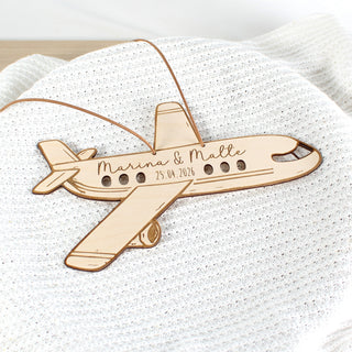 Detail Gravur Namen und Datum auf Holz Flugzeug Geldgeschenk