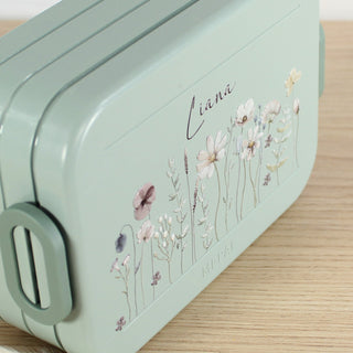 Detailansicht des Blumen-Drucks auf einer personalisierten Mepal Brotdose