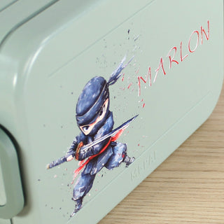 Detailansicht des Ninja-Motivs auf personalisierter Mepal Brotdose