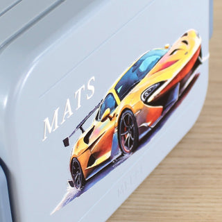 Detailansicht des Rennwagen-Motivs auf personalisierter Brotdose