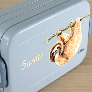 Detailansicht des Faultier Motivs auf personalisierter Mepal Lunchbox