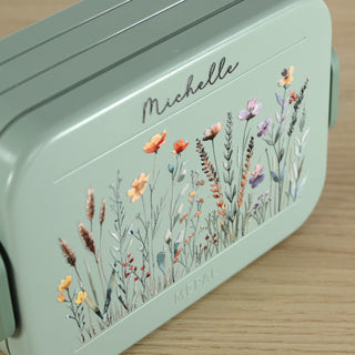 Detailansicht Druck der bedruckte nLunchbox für Kinder mit bunten Wiesenblumen und Wunschname. Hochwertige Mepal Brotdose für Kindergarten und Schule.