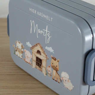 Niedliche bedruckte Mepal Brotdose mit Bauernhof Tieren und Namen personalisiert. Detailansicht Druck.