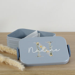 Elegante personalisierte Mepal Lunchbox mit floral verzierter Initiale und Namen als persönlicher Begleiter für den Schulalltag.