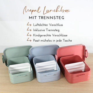 Geöffnete personalisierte Mepal Brotdose mit praktischem Trennsteg.