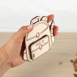 Detailansicht der Holz Geldgeschenkverpackung in Form eines Schulranzen in einer Hand