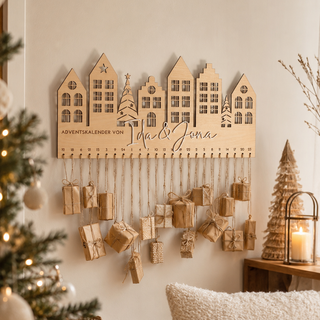 Nachhaltiger Adventskalender aus Holz mit Namen dekoriert in einem modernen Zuhause während der Adventszeit.