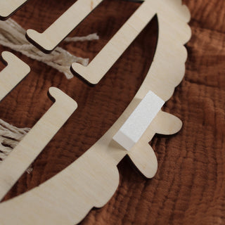 Detailansicht Abstandshalter Haarspangenhalter aus Holz in Form einer Prinzessin