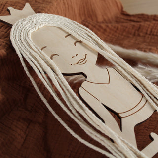 Detailansicht Gravur des Haarspangenhalters "Prinzessin" zur Organisation von Haar-Accessoires