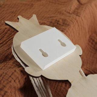 Detail praktische Wandhalterung des Prinzessinnen Haarspangen-Halter aus Holz