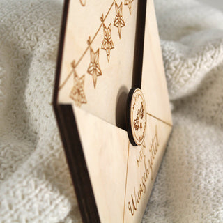 Detailansicht Einsteck-Schlitz des dekorativen Holz Briefumschlags für Briefe und Wunschzettel an das Christkind mit liebevoller Weihnachtsgravur.