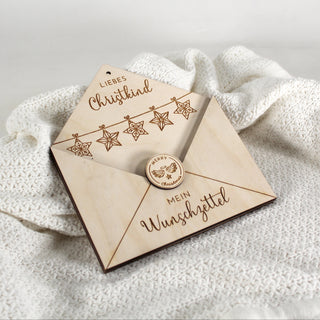 Weihnachtliches Motiv mit Weihnachtssternen auf einem Briefumschlag aus Holz für Wunschzettel und Weihnachtsbriefe.