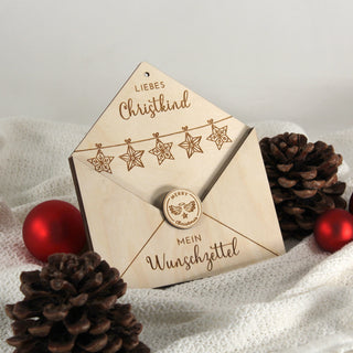 Holz Briefumschlag für Wunschzettel an das Christkind als liebevolle Weihnachtsdekoration in einer gemütlichen Adventsszene.