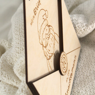 Detailansicht eines dekorativen Holz Briefumschlags für Briefe und Wunschzettel an den Weihnachtsmann mit liebevoller Weihnachtsgravur.