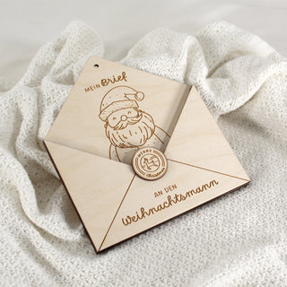 Briefumschlag aus Holz mit Weihnachtsmann Motiv und Aufschrift „Mein Brief an den Weihnachtsmann“ für Wunschzettel von Kindern.
