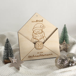 Holz Briefumschlag für Wunschzettel an den Weihnachtsmann als liebevolle Weihnachtsdekoration in einer gemütlichen Adventsszene.