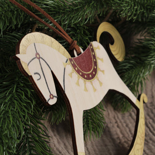Detailaufnahme eines bedruckten Holz Schaukelpferdes für den Weihnachtsbaum